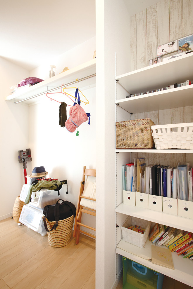 Diseño de armario vestidor unisex con armarios abiertos, puertas de armario blancas, suelo de contrachapado y suelo beige