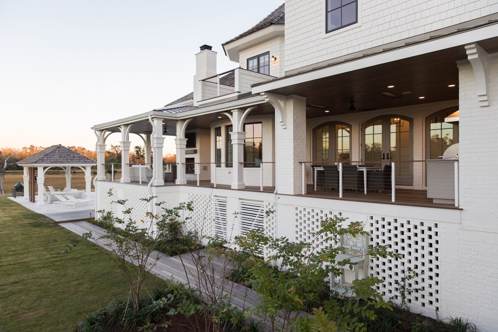 Design ideas for an expansive side yard deck in Wilmington.