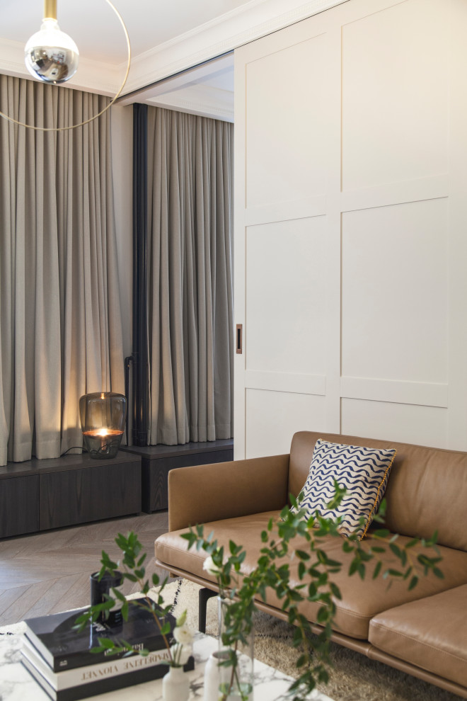 Foto di un soggiorno design di medie dimensioni e aperto con pareti bianche, parquet scuro, nessun camino, parete attrezzata e pavimento marrone
