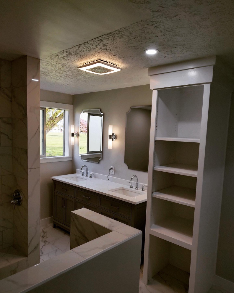 Idee per una stanza da bagno minimalista con ante marroni, doccia aperta, bidè, piastrelle di marmo, pareti beige, lavabo da incasso, top in quarzite, doccia aperta, top bianco, due lavabi e mobile bagno freestanding