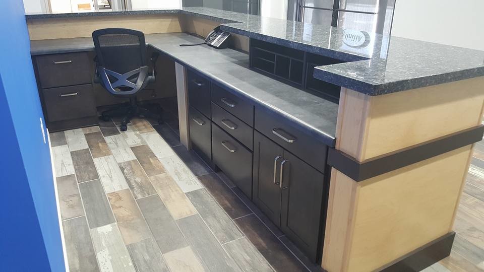 Example of a transitional home design design in Phoenix
