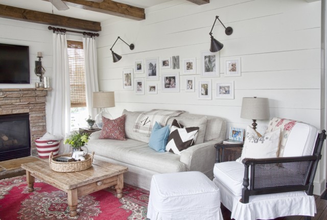 Inspiration for a country living room in Atlanta.