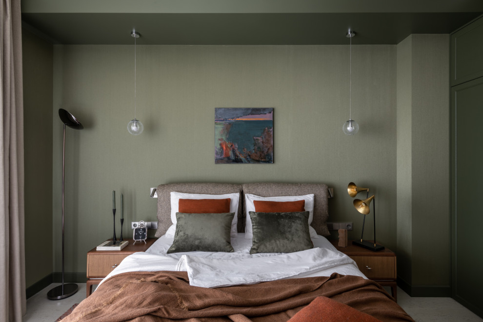 Пример оригинального дизайна: хозяйская спальня среднего размера, в белых тонах с отделкой деревом в современном стиле с зелеными стенами, пробковым полом, бежевым полом и рабочим местом