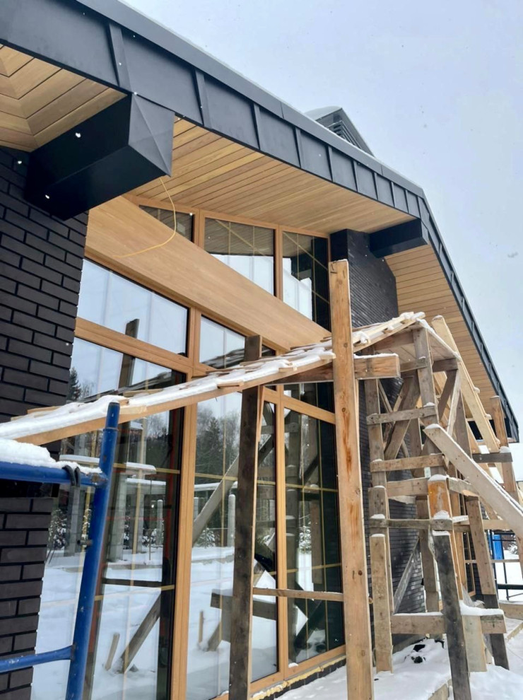 Подшивка свесов. Комбинация из планкена (лиственница) и фальца (сталь SSAB)