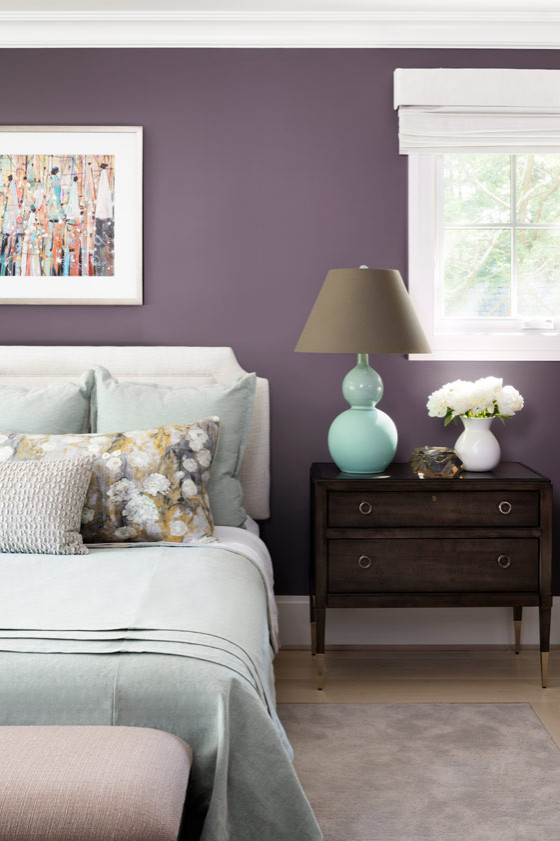 Источник вдохновения для домашнего уюта: хозяйская спальня среднего размера в современном стиле с фиолетовыми стенами и паркетным полом среднего тона без камина