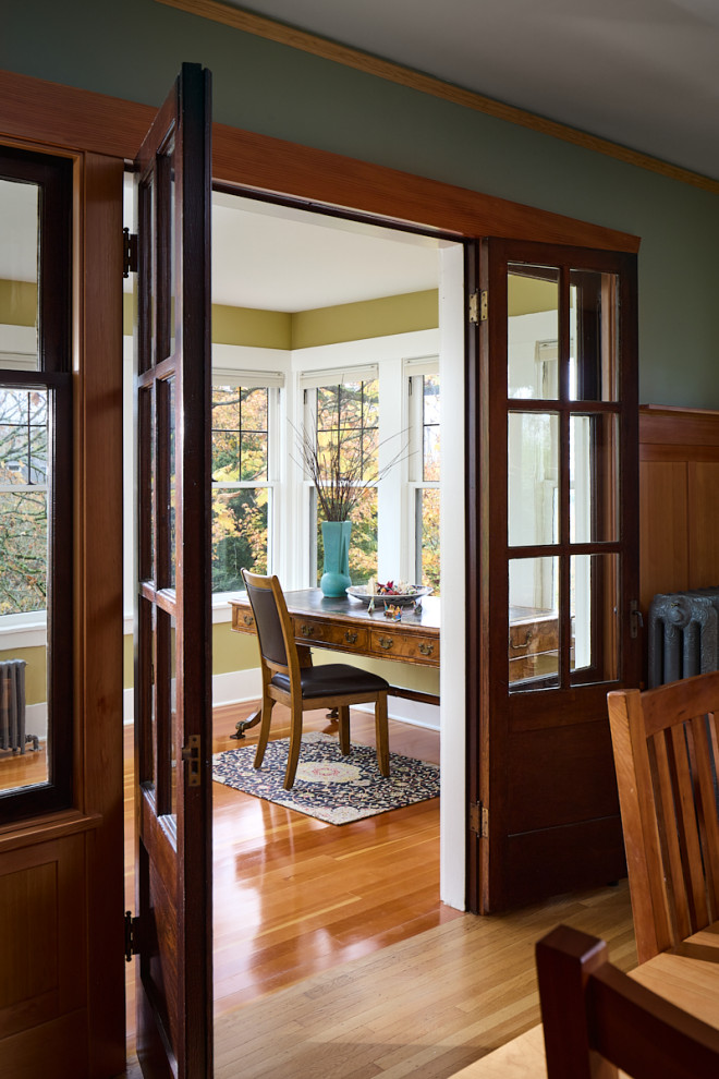 Ispirazione per una veranda american style con parquet chiaro e pavimento marrone