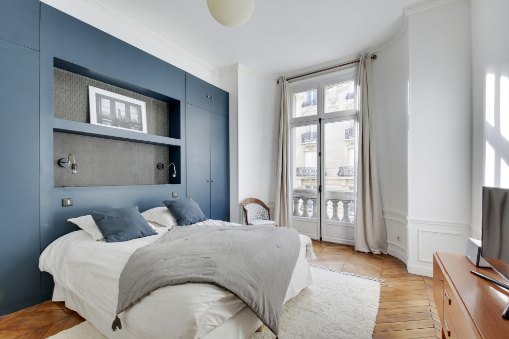 Inspiration for a large contemporary master bedroom in Paris with blue walls, light hardwood floors, no fireplace and beige floor.