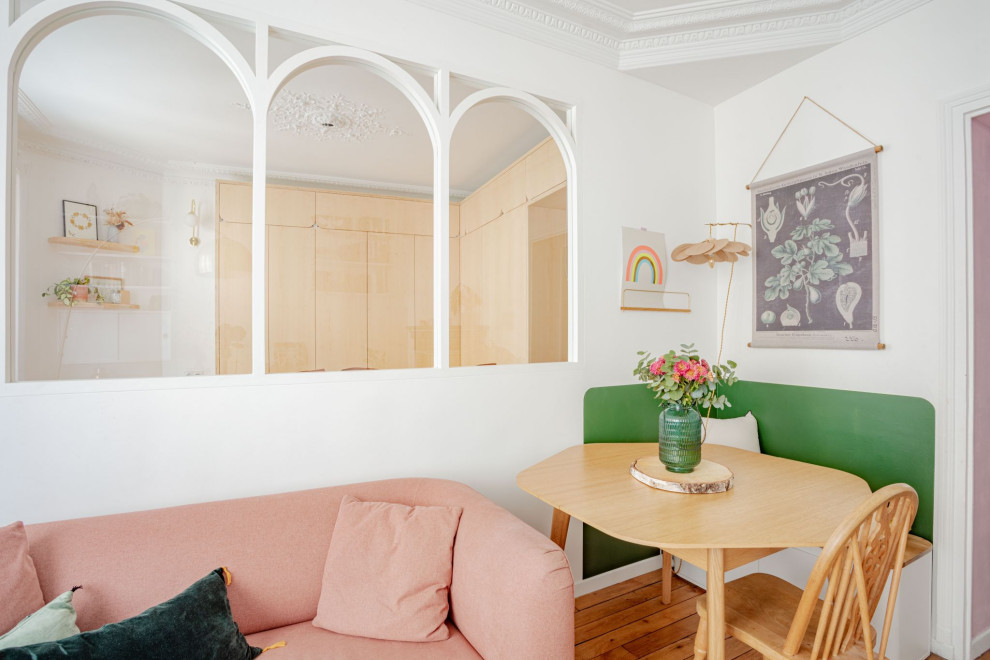 Inspiration pour une salle à manger traditionnelle de taille moyenne avec un mur blanc, parquet clair, un sol marron et verrière.