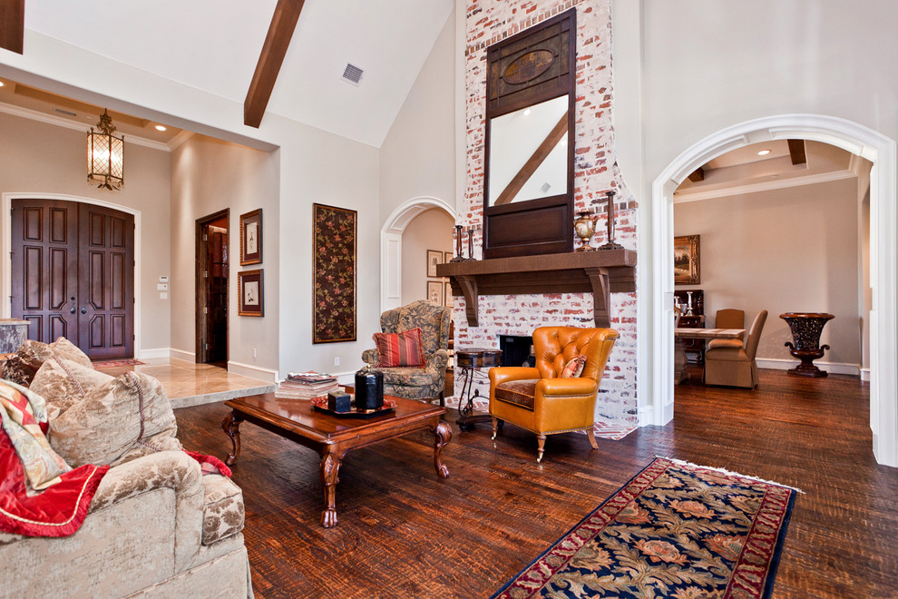 Photo of a traditional living room in Dallas.