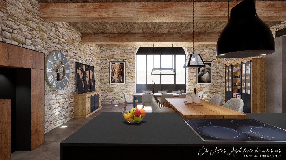 Cette image montre cuisine américaine in U and bois clair With un évier 1 bac, un placard à porte affleurante, un plan de travail en granite, une crédence noire, une crédence en granite, un électroménager noir, sol en béton ciré, îlot, un sol gris and plan de travail noir.