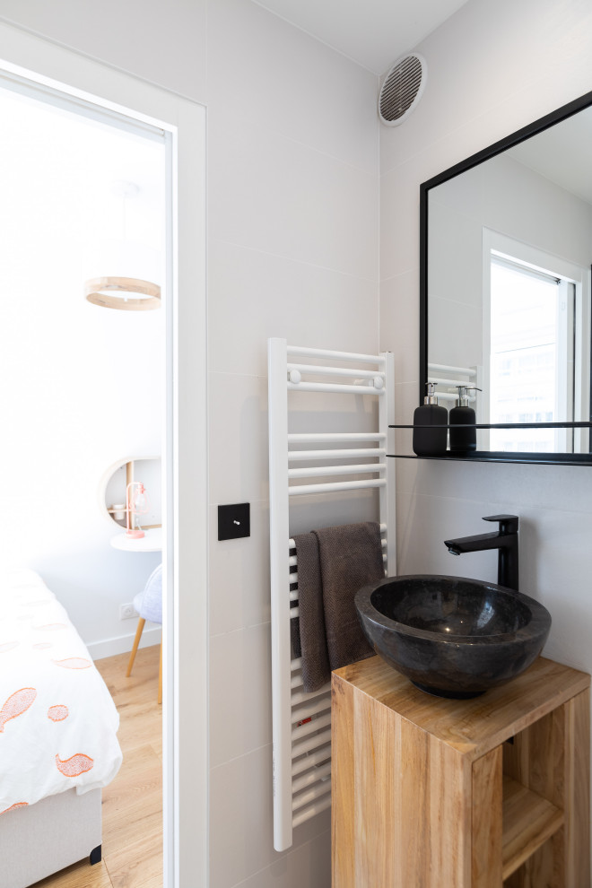 Small scandinavian 3/4 bathroom in Paris with a curbless shower, gray tile, ceramic tile, a vessel sink, wood benchtops, a hinged shower door and brown benchtops.