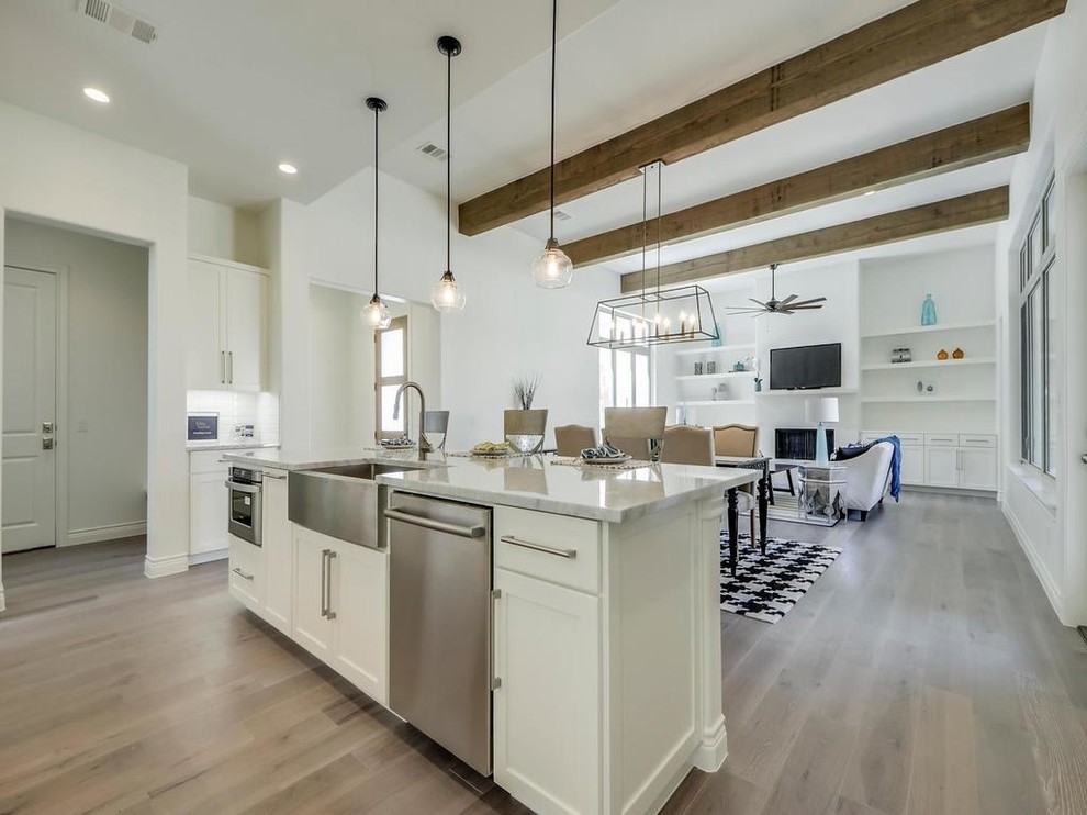 Kitchen - transitional kitchen idea in Austin