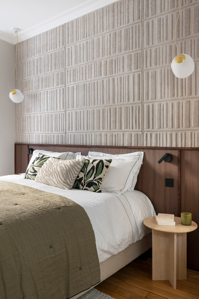 Modelo de dormitorio principal y beige y blanco tradicional renovado grande con paredes beige y suelo de madera clara