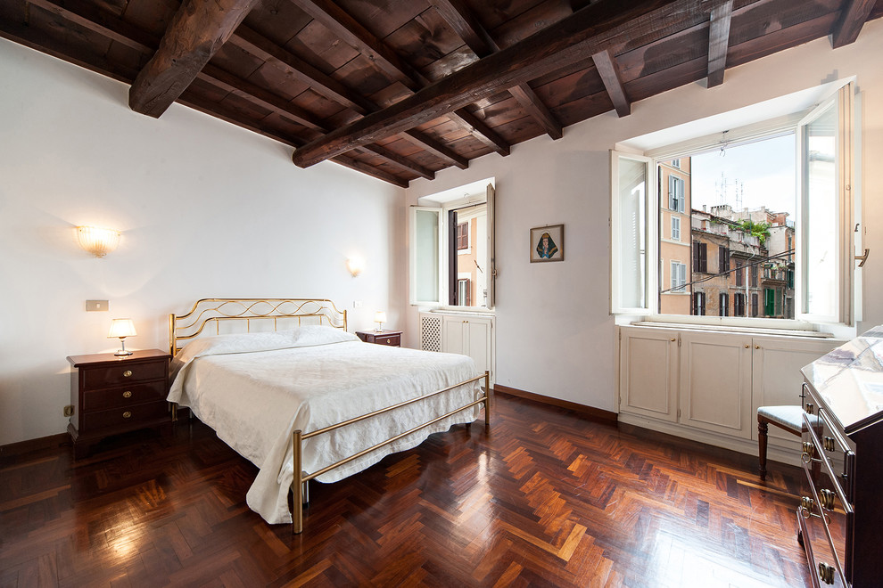 Design ideas for a traditional bedroom in Rome.