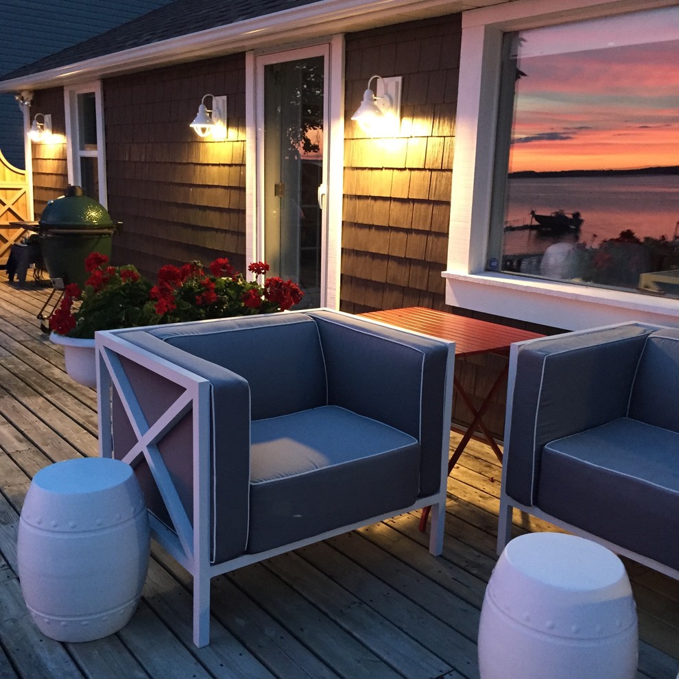Design ideas for a mid-sized beach style backyard deck in Toronto.