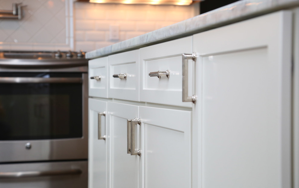 Example of a transitional home design design in Cleveland