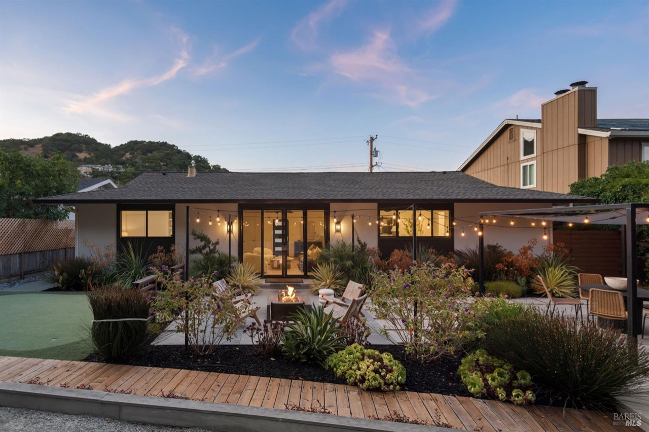 Contemporary Luxe Backyard