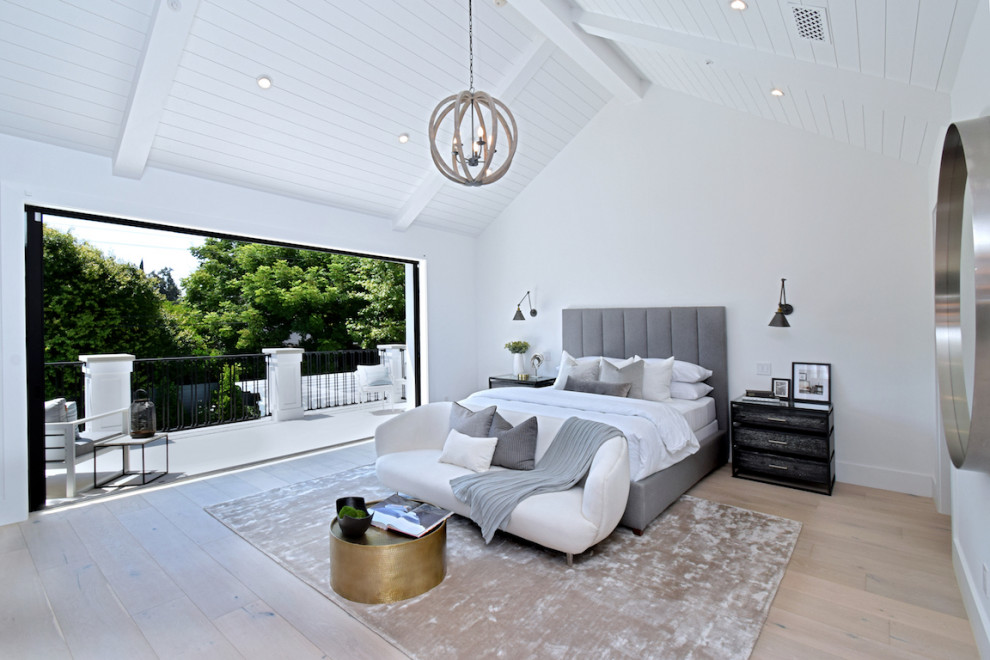 ロサンゼルスにある広いカントリー風のおしゃれな主寝室 (白い壁、淡色無垢フローリング、ベージュの床、板張り天井)