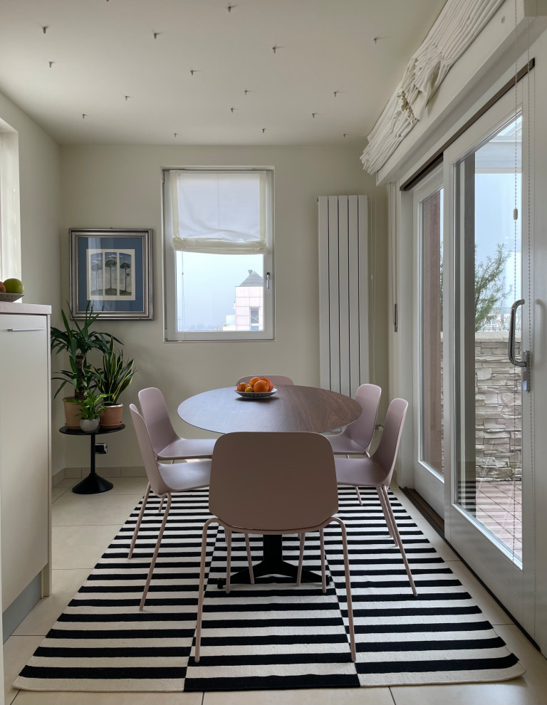Offenes, Mittelgroßes Modernes Esszimmer mit Porzellan-Bodenfliesen, beiger Wandfarbe und beigem Boden in Sonstige