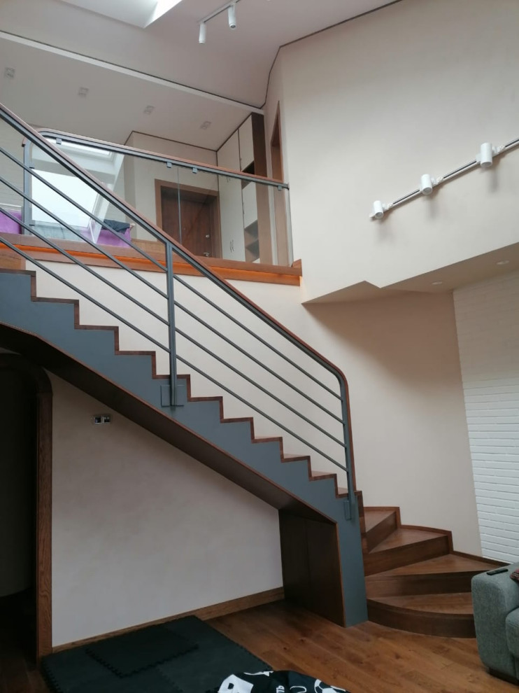 комбинированная металлическая лестница в лофте