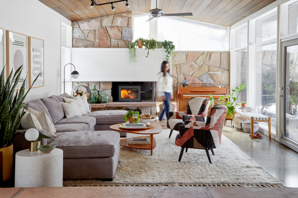 Esempio di un soggiorno minimalista aperto con pareti bianche, pavimento in cemento, pavimento grigio, soffitto a volta e soffitto in legno