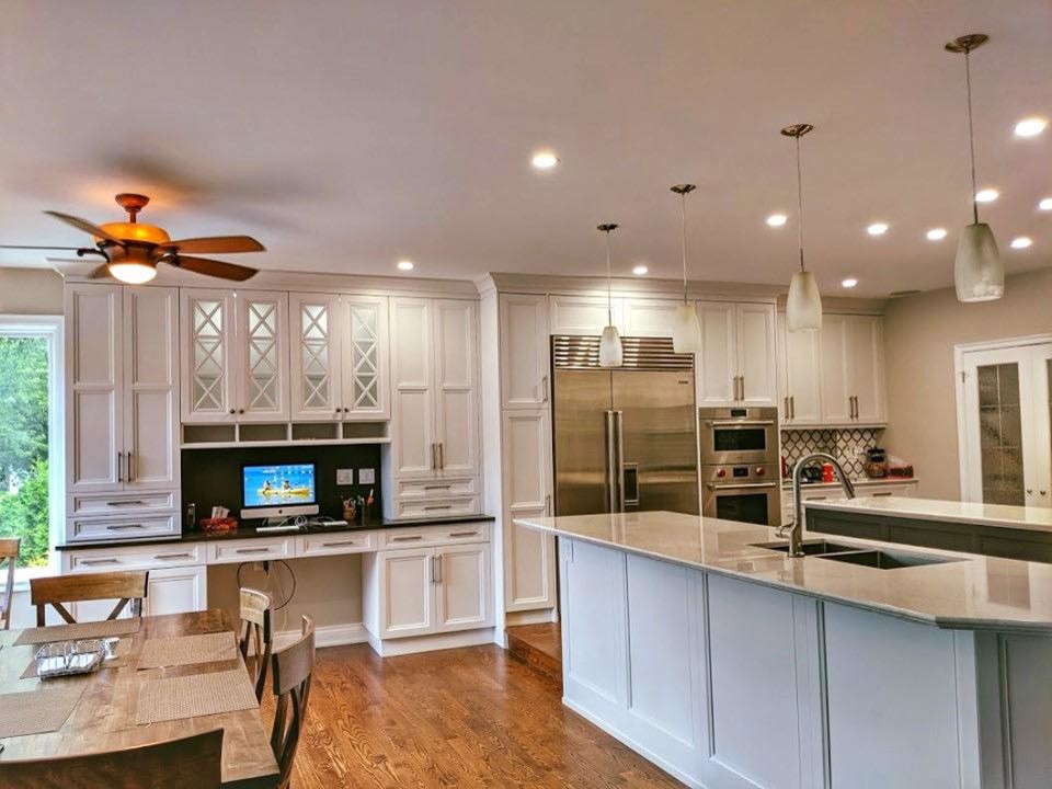 Transitional kitchen photo in Toronto with quartzite countertops and an island