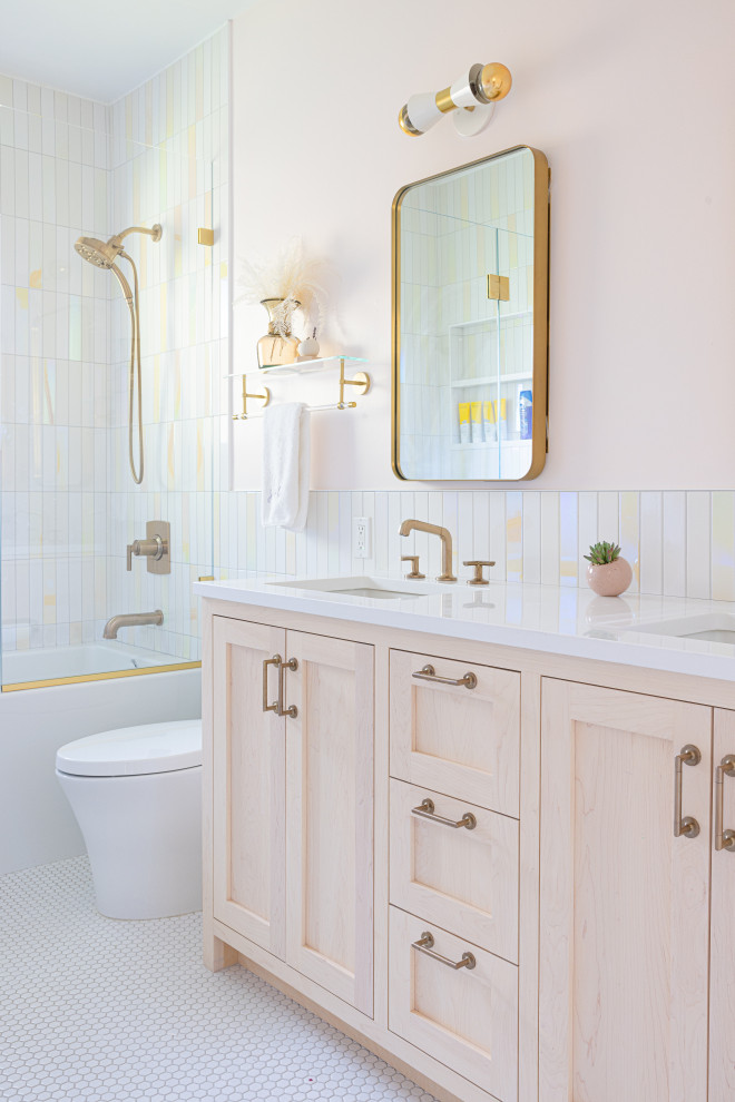 ニューヨークにあるトランジショナルスタイルのおしゃれな浴室の写真