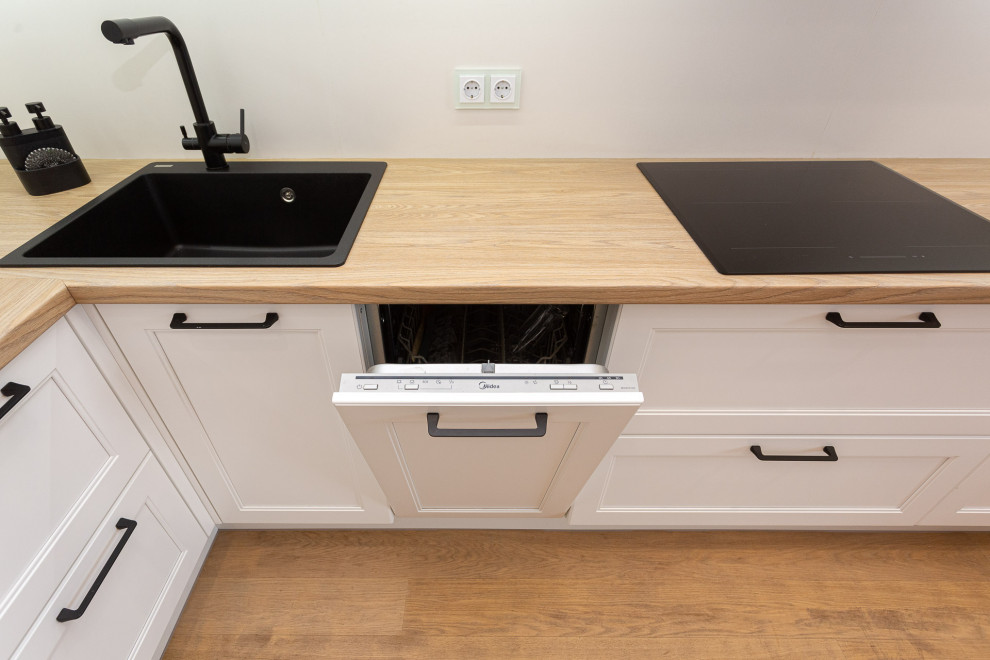 Белая кухня в стиле современная классика