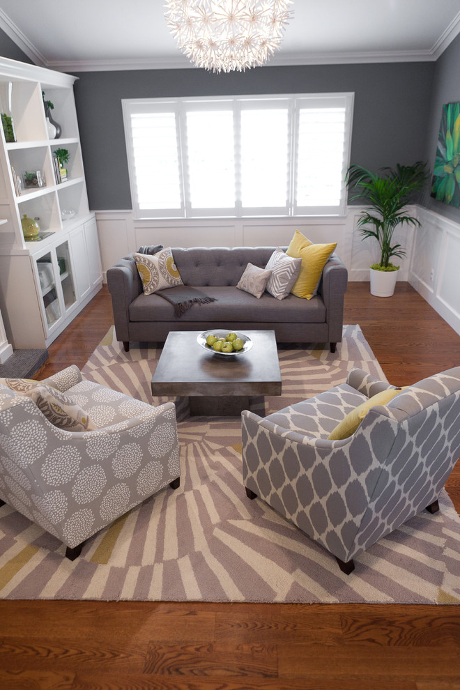 Источник вдохновения для домашнего уюта: изолированная гостиная комната в классическом стиле с серыми стенами