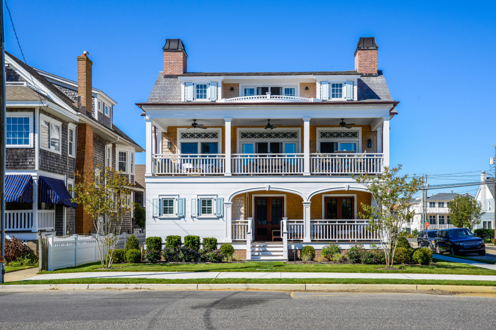 Dreistöckiges, Geräumiges Maritimes Haus mit Satteldach, Schindeldach, grauem Dach, Schindeln und beiger Fassadenfarbe in Philadelphia