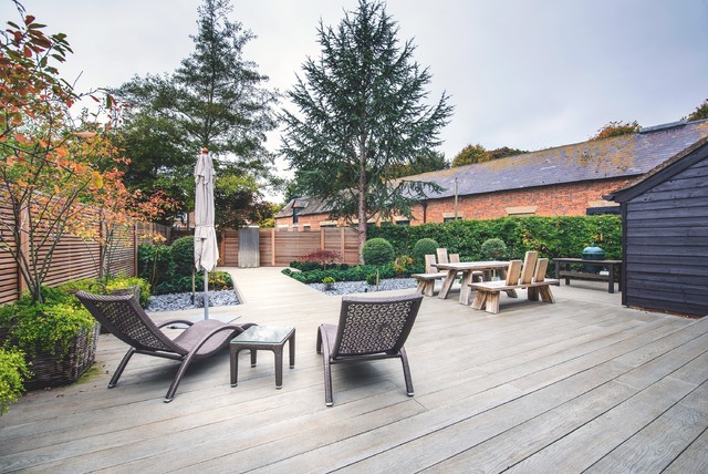 Garden for a barn conversion contemporary-traedaeck