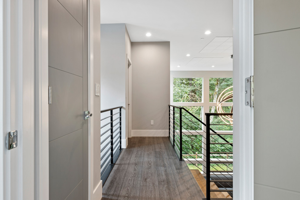 Идея дизайна: коридор среднего размера в стиле модернизм с серыми стенами, полом из винила, серым полом и сводчатым потолком