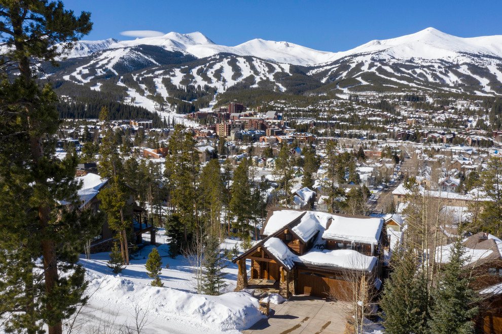 Example of a mountain style home design design in Denver