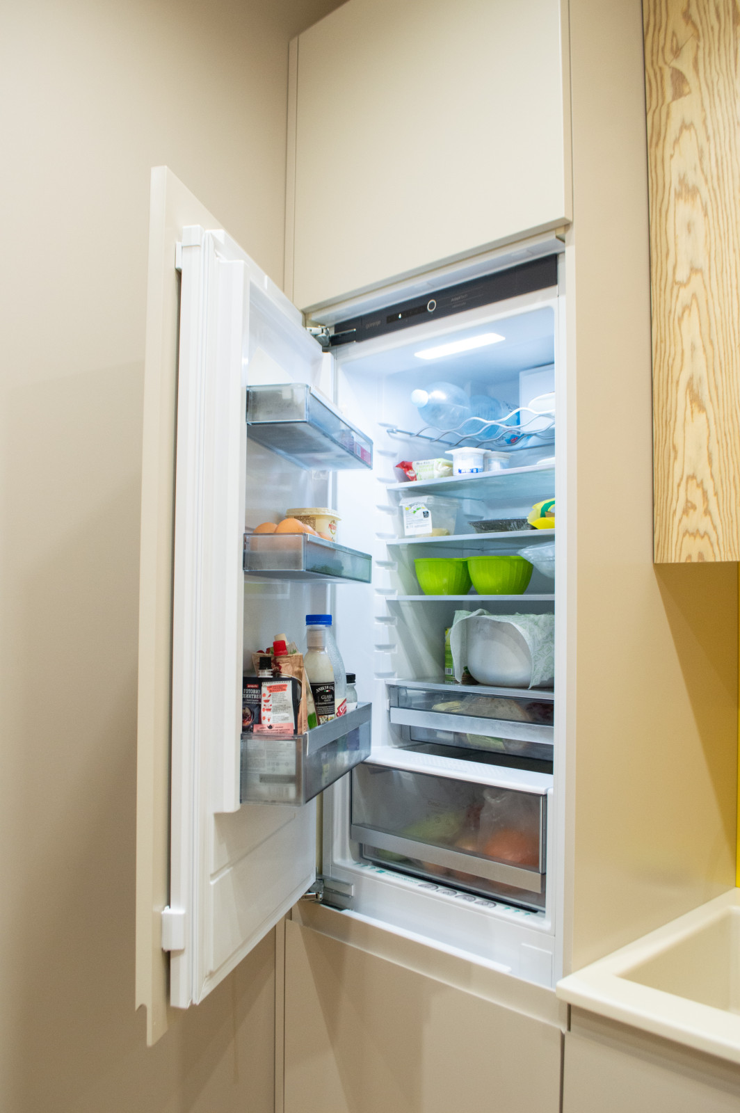 Яркая современная кухня