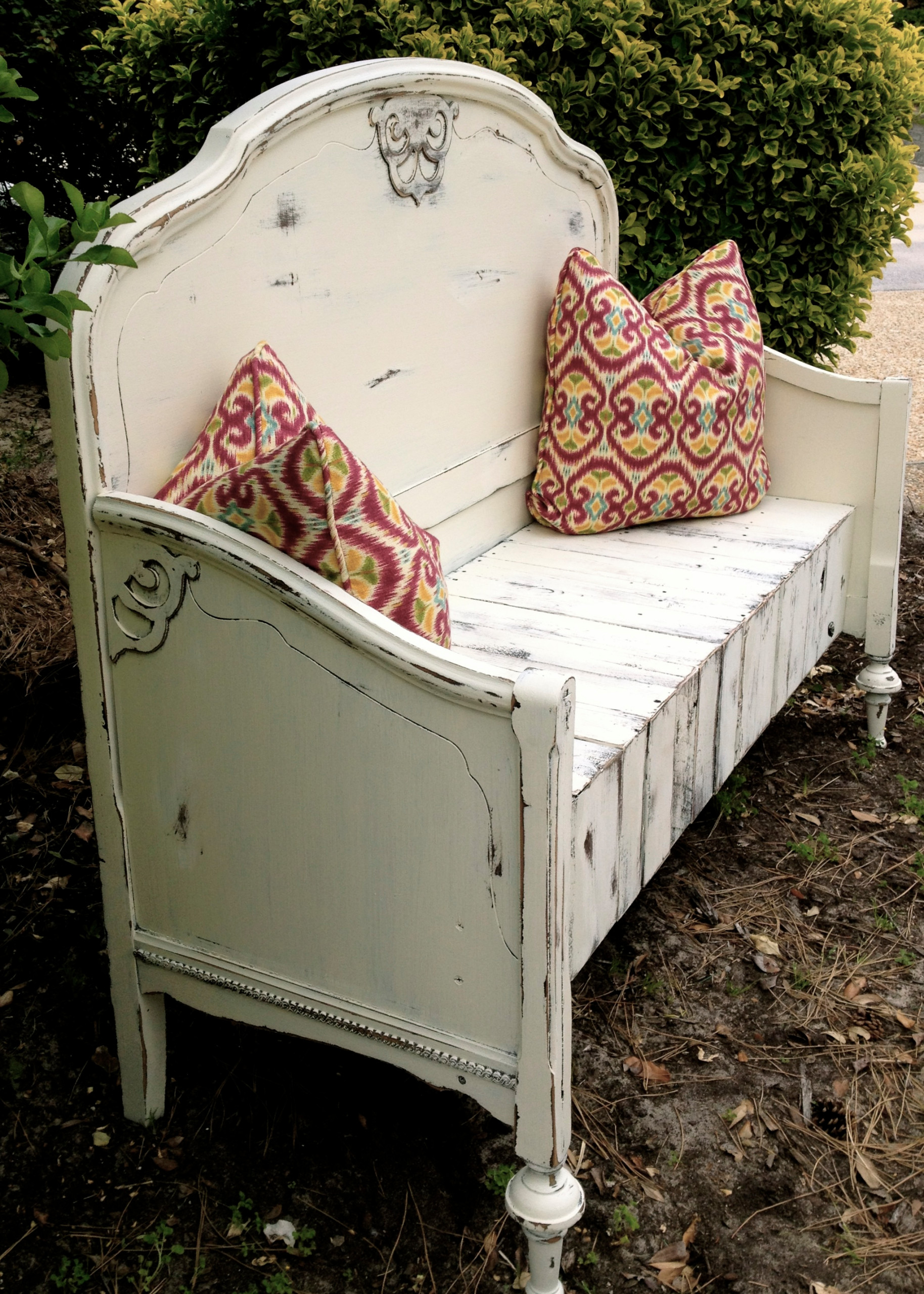 Repurposed vintage bed into a mudroom bench - Shabby-chic Style