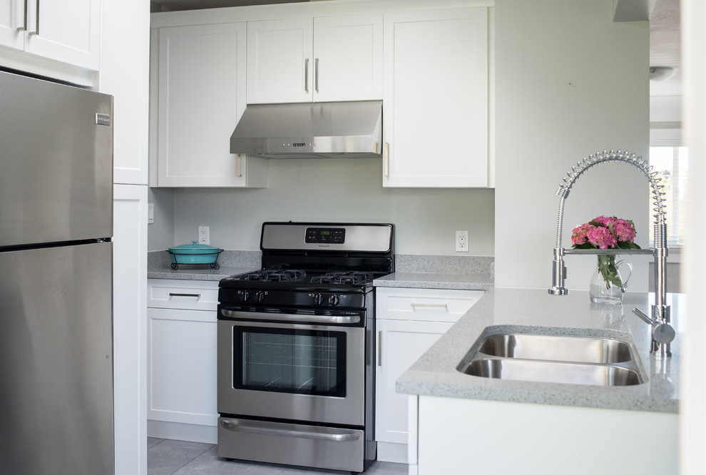 Eat-in kitchen - small transitional porcelain tile eat-in kitchen idea in Vancouver with an undermount sink, shaker cabinets, white cabinets, quartz countertops, stainless steel appliances and a peninsula