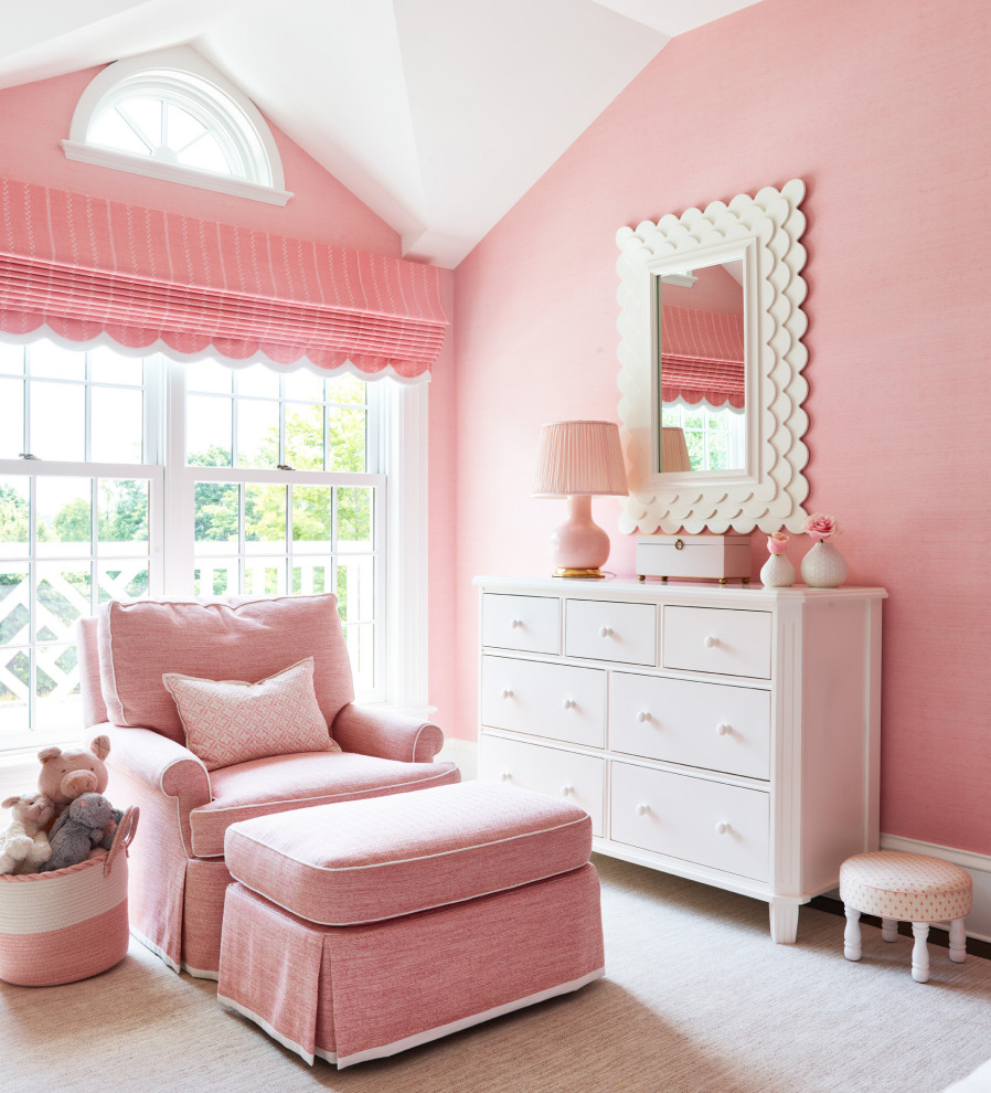 Aménagement d'une chambre classique de taille moyenne avec un mur rose, parquet foncé, aucune cheminée, un sol marron et du papier peint.