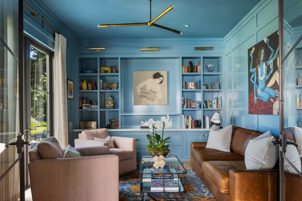 Стильный дизайн: гостиная комната в современном стиле с синими стенами, паркетным полом среднего тона и панелями на части стены - последний тренд