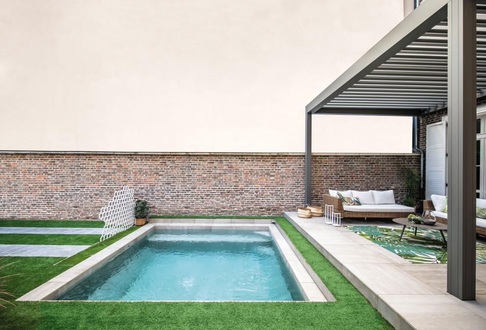 Photo of a contemporary swimming pool.