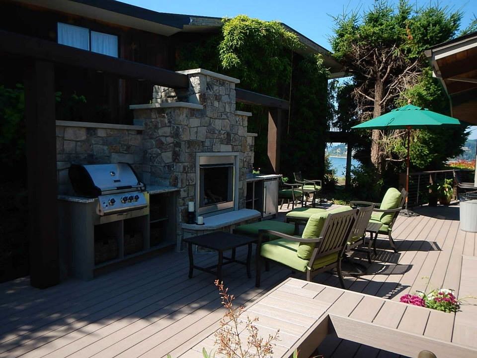 Photo of a traditional deck in Seattle with a fire feature.