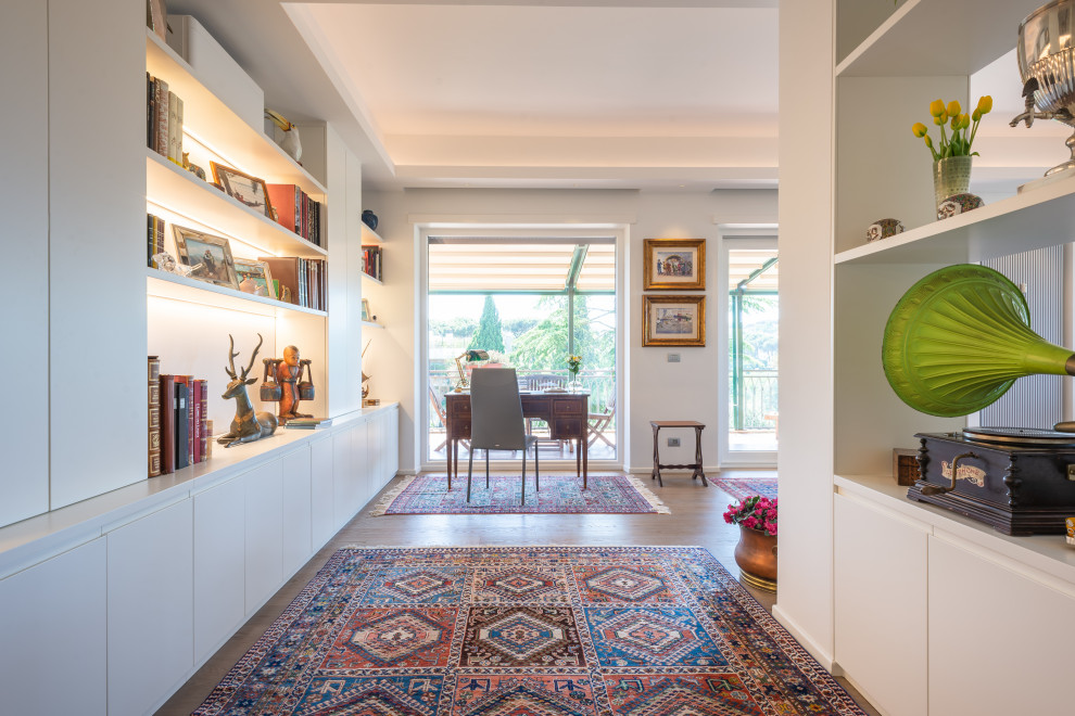 Esempio di un grande soggiorno minimalista aperto con pareti bianche, parquet chiaro e pavimento marrone