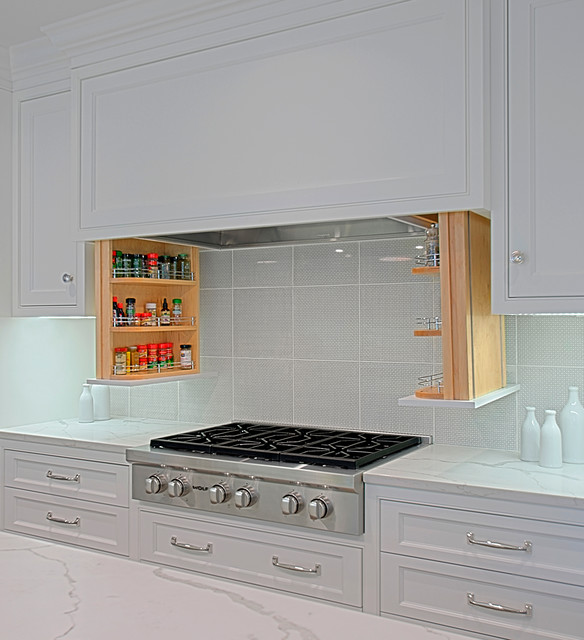 Spice rack in range hood Classique Chic Cuisine Chicago par