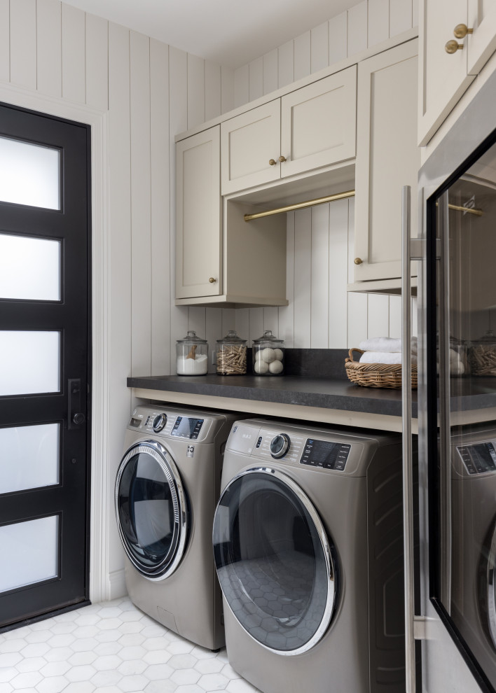 Idee per una lavanderia classica con ante beige, lavatrice e asciugatrice affiancate e pareti in perlinato