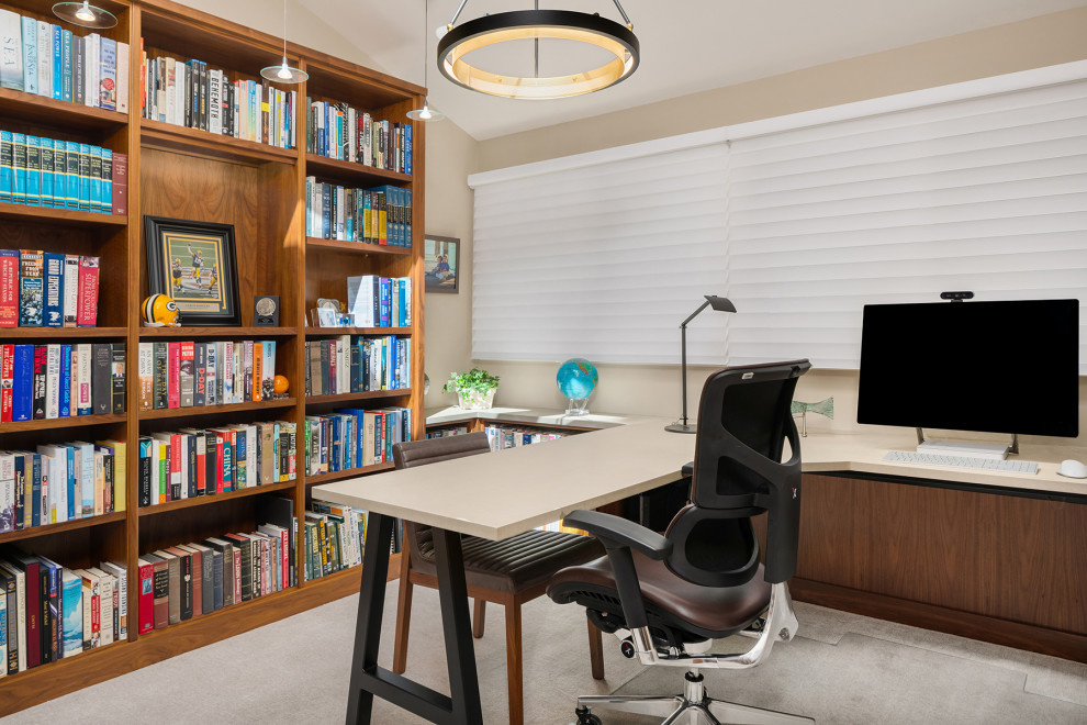 Esempio di un piccolo studio classico con libreria, pareti beige, moquette, scrivania incassata, pavimento grigio e soffitto a volta