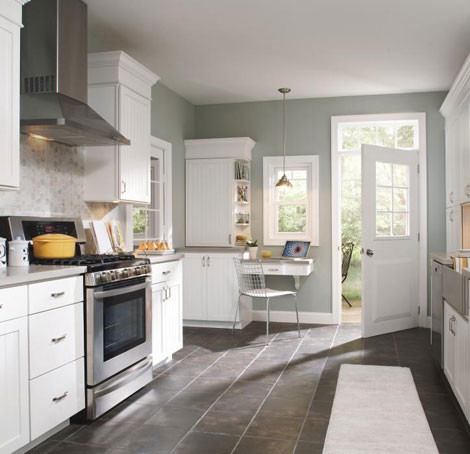 Transitional kitchen photo in Charleston
