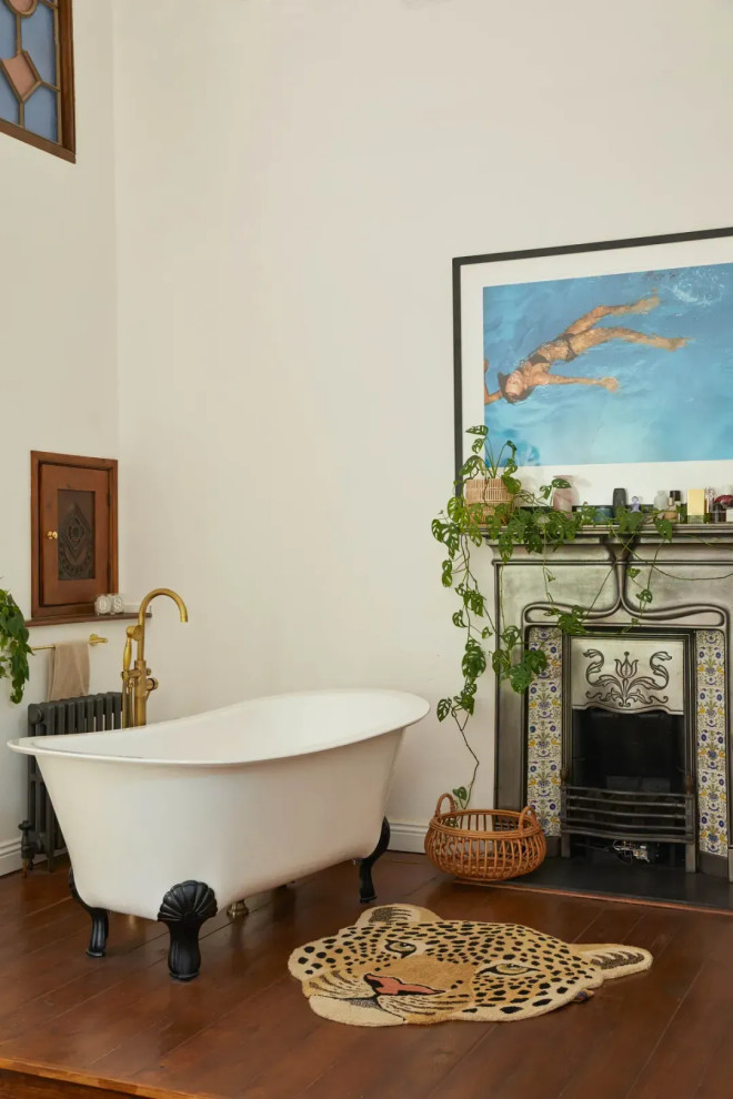 Inspiration for a traditional bathroom in London.