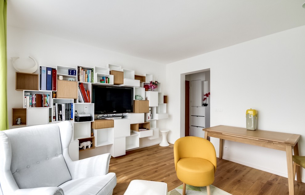 This is an example of a scandinavian living room in Paris.