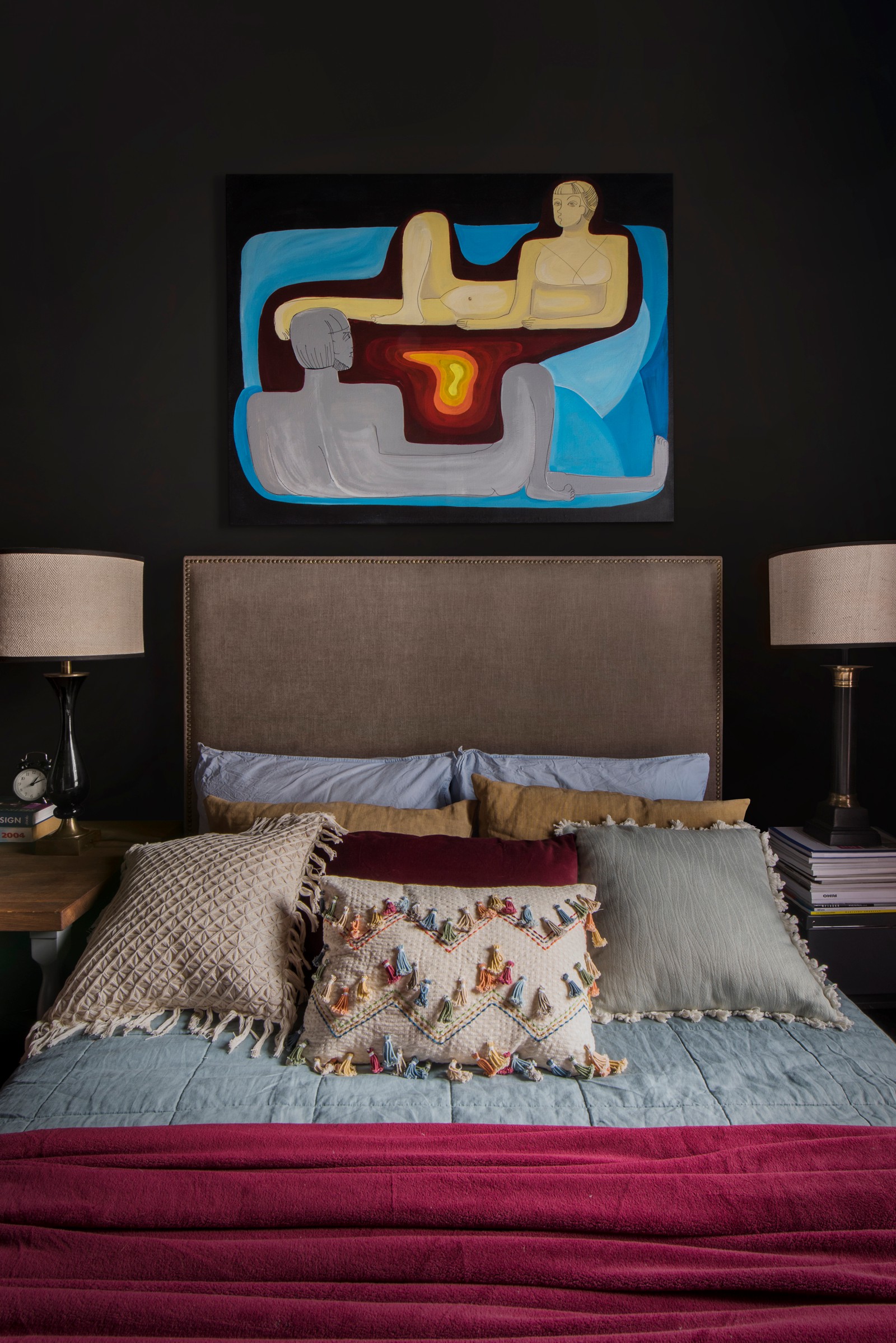 Дизайн спальни в стиле лофт в темных тонах