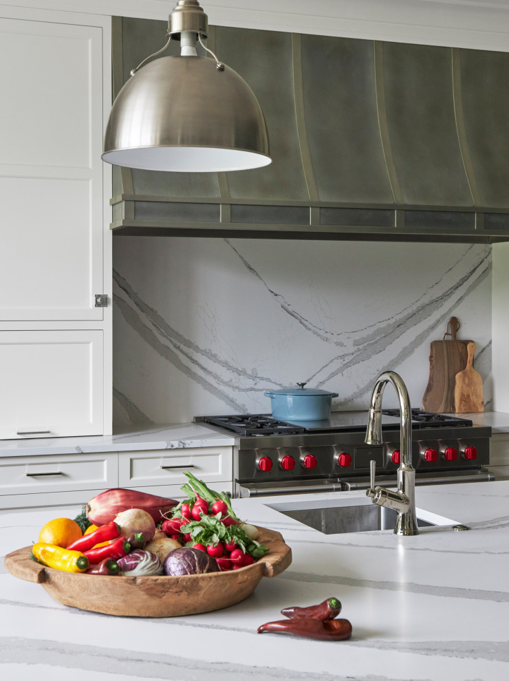 Transitional kitchen photo in Chicago