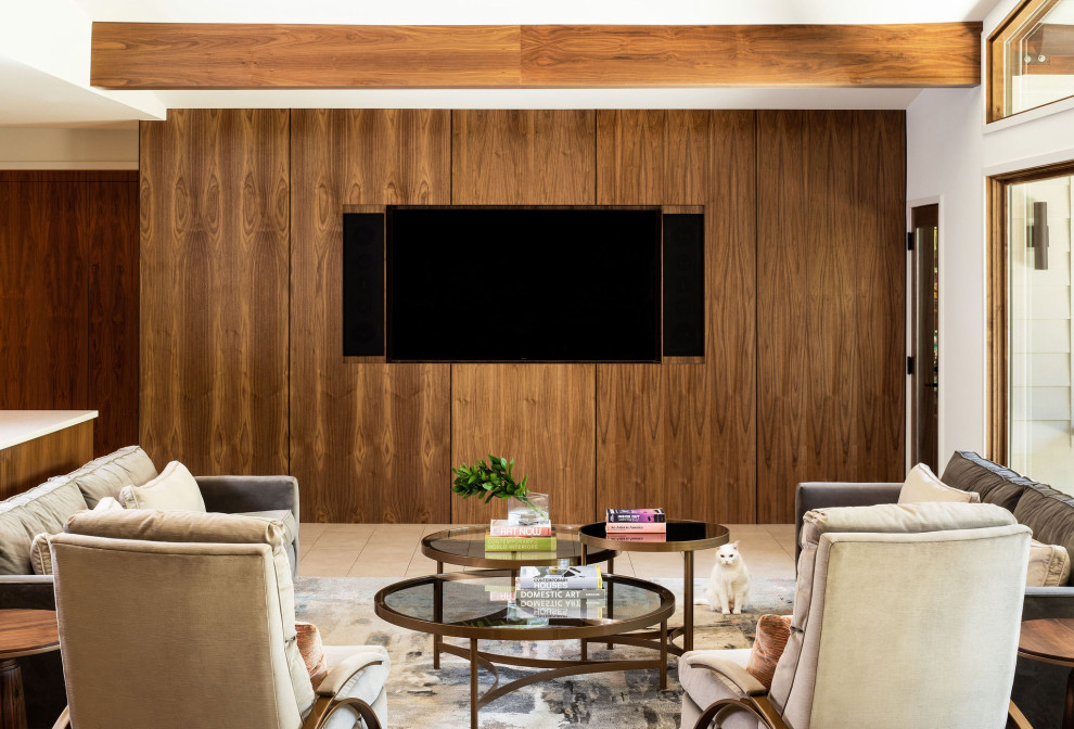 Foto de sala de estar abierta actual de tamaño medio con pared multimedia y vigas vistas